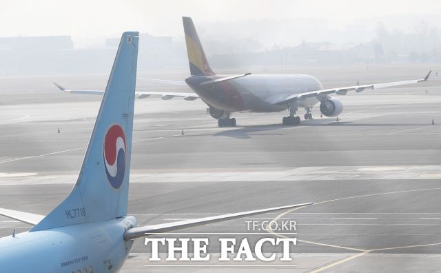 서울 강서구 김포국제공항 주기장에 대한항공과 아시아나 여객기가 세워져 있다. /이동률 기자