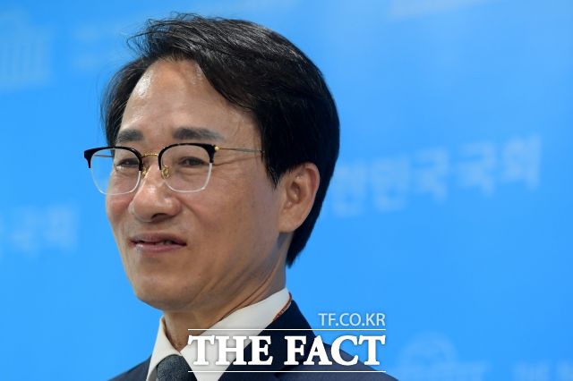 '원칙과상식' 소속 이원욱 의원 등 비명계 의원들은 이재명 대표와 친명계 의원들 등 민주당 현 주류 의원들 사이에는 희생정신이 보이지 않는다며 총선 전 혁신에 뒤처지는 민주당의 분위기를 강하게 비판했다. /더팩트DB