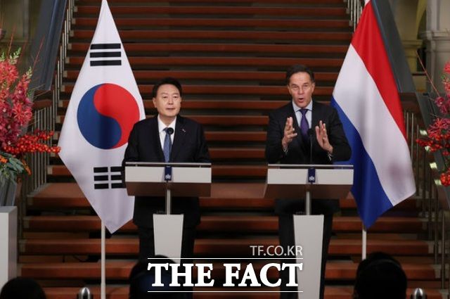 윤석열 대통령과 마르크 뤼터 네덜란드 총리가 지난 13일(현지시간) 헤이그 총리실 중앙홀에서 공동기자회견을 하는 모습. /뉴시스