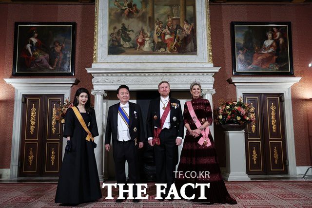 지난 12일 윤석열 대통령과 부인 김건희 여사가 네덜란드 암스테르담 왕궁에서 열린 국빈 만찬에 참석해 빌럼 알렉산더르 네덜란드 국왕, 막시마 왕비와 기념촬영을 하던 모습. /뉴시스
