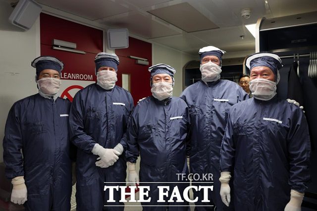 네덜란드를 국빈 방문한 윤석열 대통령이 12일(현지시간) 벨트호벤 반도체장비 생산기업인 ASML 본사에서 클린룸을 시찰했다. 왼쪽부터 이재용 회장, 빌럼 알렉산더르 국왕, 윤 대통령, 피터 베닝크 회장, 최태원 회장. ASML 본사의 클린룸은 외국 정상에게 처음 공개된 것이다. /대통령실 제공