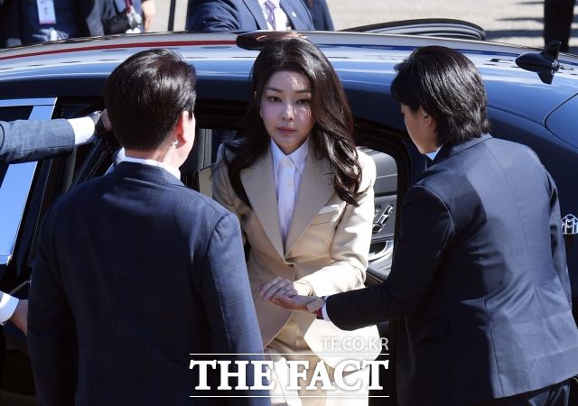 오는 28일 국회 본회의에서 더불어민주당은 이른바 '김건희 특검법'을 통과시키겠다는 계획이다. 반면 여당인 국민의힘은 '김건희 특검법'이 국회 본회의를 통과할 경우 총선 최대 리스크가 될 수 있다는 우려를 하고 있다. 경기 성남시 서울공항에 도착해 차량에서 내리는 김건희 여사. /이새롬 기자