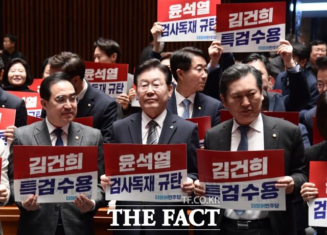 이재명 더불어민주당 대표와 박홍근 원내대표를 비롯한 의원들이 '김건희 특검 수용' 피켓을 들고 구호를 외치는 모습. /이새롬 기자