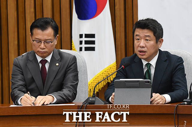 모두발언하는 유의동 정책위의장(오른쪽)