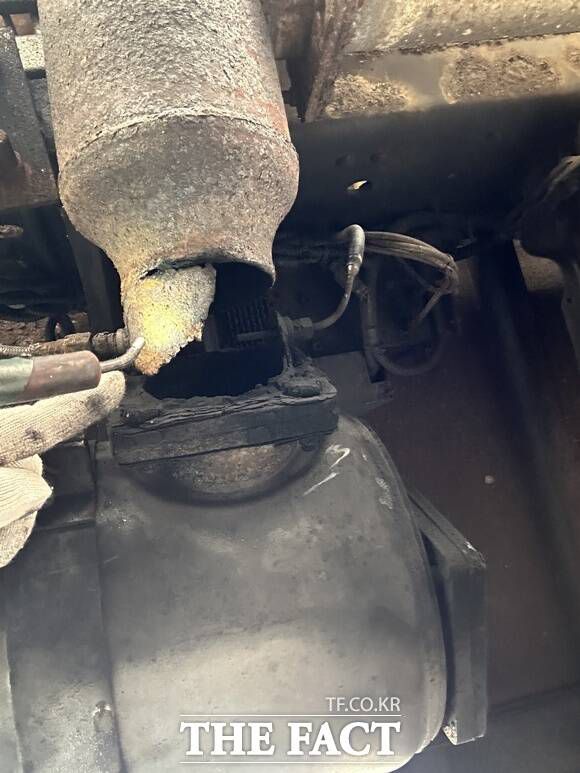 미세먼지 비상저감조치가 발령된 28일 오전 서울 양천구 서부트럭터미널에서 서울시 기후환경본부 대기정책과 운행차관리팀 관계자가 운행차 배출가스 단속 및 매연저감장치 민·관 합동점검을 하고 있다. /김해인 기자