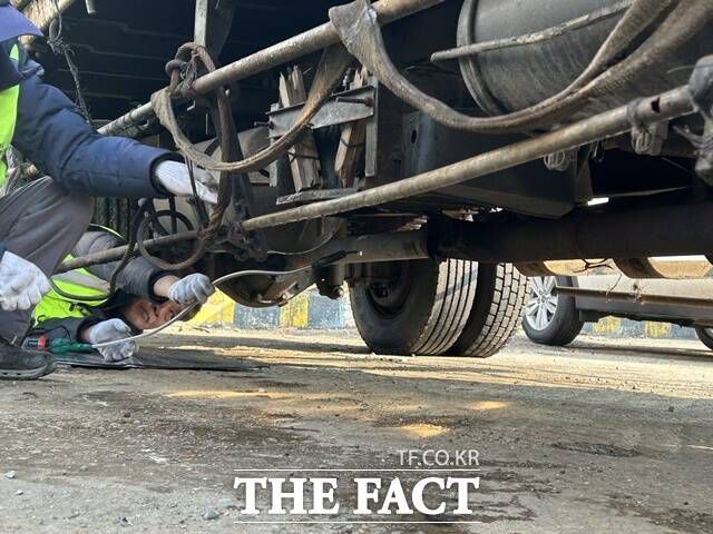 미세먼지 비상저감조치가 발령된 28일 오전 서울 양천구 서부트럭터미널에서 서울시 기후환경본부 대기정책과 운행차관리팀 관계자가 운행차 배출가스 단속 및 매연저감장치 민·관 합동점검을 하고 있다. /김해인 기자