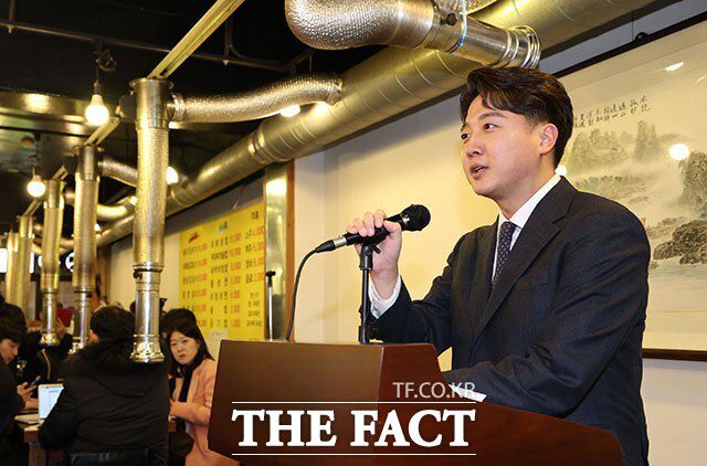 이준석 전 국민의힘 대표는 27일 서울 노원구 상계동 한 갈빗집에서 기자회견을 열고 "당에 제가 갖고 있던 모든 정치적 자산을 포기한다"며 탈당을 선언했다. /이새롬 기자