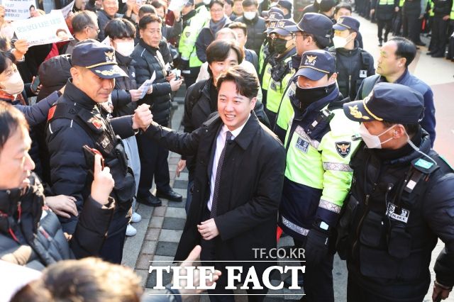 이 전 대표의 탈당 소식에 취재 열기는 뜨거웠지만 여당 반응은 다소 차가웠다. 국민의힘은 이 전 대표의 탈당에 대해 "앞으로 뜻하는 바 이루길 바란다"며 짧게 언급했다. /이새롬 기자