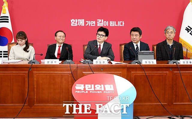 한동훈 위원장은 지난 26일 임명 수락 연설로 여당 대표로서의 활동을 시작했다. 민주당은 정치 문외한인 한 위원장이 여당을 혼란에 빠뜨릴 것이라고 예상한다. 29일 국회에서 열린 제1차 비상대책위원회의에 참석해 회의를 주재하는 한 위원장.