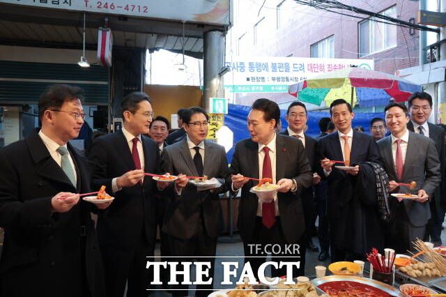 윤 대통령은 '건전재정 기조' 유지에 대한 강한 의지를 보였다. 내년 법인세 추가 인하 가능성도 제기된다. 올해 경제 성장률 전망치는 1.4%로, 다소 아쉽다는 평가가 나온다. 지난 6일 부산 중구 깡통시장을 방문해 기업인들과 떡볶이를 맛보고 있는 모습. 왼쪽부터 최재원 SK 수석부회장, 이재용 삼성전자 회장, 조현준 효성 그룹 회장, 윤 대통령, 구광모 LG그룹 회장, 김동관 한화그룹 부회장, 정기선 HD현대 부회장, 조원태 한진그룹 회장. /대통령실 제공