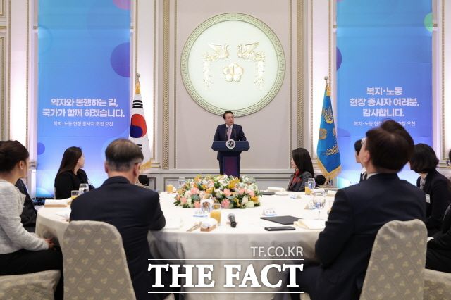 정부의 3대 개혁 중 노동 분야가 가장 뚜렷한 성과를 보이고 있다. 윤 대통령이 지난 3월 23일 청와대 영빈관에서 열린 복지·노동 현장 종사자 초청 오찬에서 발언하고 있는 모습. /대통령실 제공