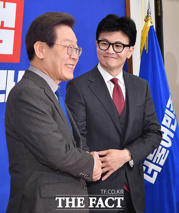 한동훈 국민의힘 비대위원장이 29일 오후 서울 여의도 국회에서 이재명 더불어민주당 대표를 예방해 기념사진 촬영을 하고 있다. /배정한 기자
