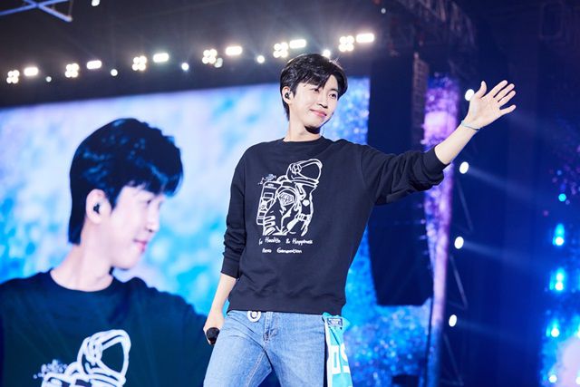 "새해 첫주 광주 김대중컨션센터에서 만나요." 가수 임영웅이 하늘빛 영웅시대와 함께 2023년을 마무리했다. 임영웅은 대전콘서트에서 화려하고 웅장한 무대로 오프닝을 선보이며, 여전한 남신 비주얼과 다채로운 스타일링으로 팬심을 사로잡았다. /물고기뮤직