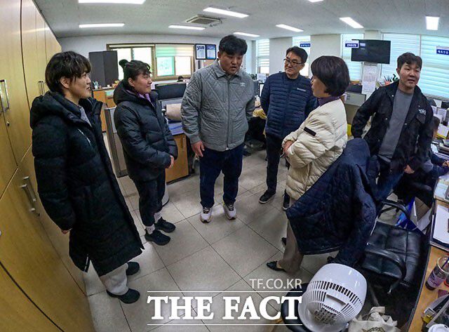 김채오 선수와 이재현 선수는 군청을 찾아 "그간 감사했다"고 인사했다. /괴산=김세정 기자