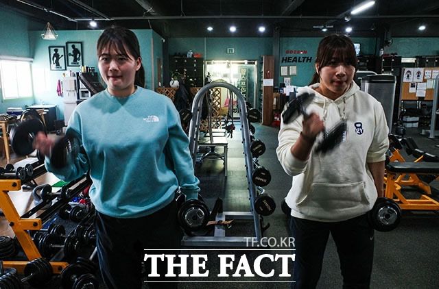 동갑내기 김지한 선수(왼쪽)와 김다영 선수는 체육고교 출신으로 고교 시절까지 유도를 하다 성인이 된 후 씨름에 입문했다. /괴산=김세정 기자