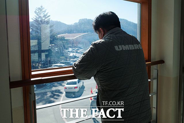 김채오 선수와 이재현 선수가 팀을 떠나는 날. 창문을 바라보고 있는 이 감독의 뒷모습. /괴산=김세정 기자