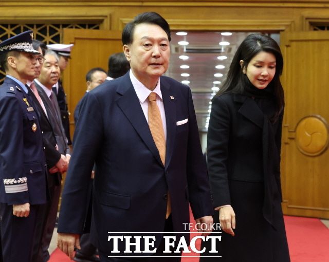 2일 대전을 찾은 한동훈 비대위원장은 김건희 여사의 도이치모터스 주가조작 의혹과 대장동 50억 클럽 의혹을 수사하는 이른바 '쌍특검법'에 대해 "총선용 악법"이라는 입장을 밝혔다. 사진은 지난달 윤 대통령 부부의 모습. /뉴시스