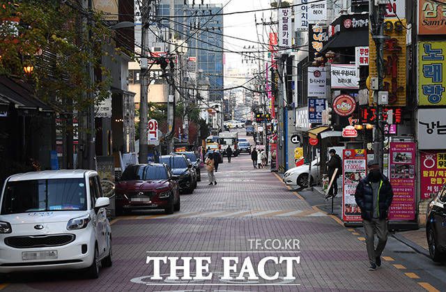 인구감소 여파로 내수 시장이 정체를 겪자 라면업계가 해외로 눈을 돌리고 있다. 사진은 서울 강남역 먹자골목거리. /배정한 기자