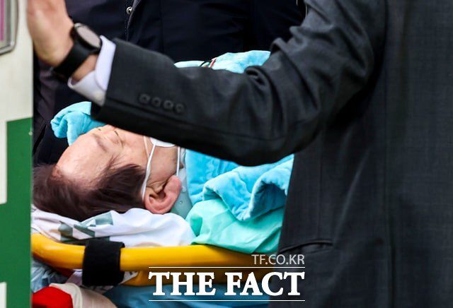 이재명 더불어민주당 대표의 피습 사건 이후 민주당 의원들은 지난 3일 긴급 의원총회를 열고 대응책 등을 논의했다. 지난 2일 부산에서 괴한으로부터 피습 당한 이 대표가 구급차로 이송되는 모습. /뉴시스