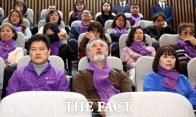 이태원 참사 유가족들은 국민의힘이 법안 반대토론을 할 당시 눈물을 보이며 참담하게 본회의 광경을 지켜봤다. 이들은 윤 대통령이 특별법에 거부권을 행사해서는 안 된다고 호소했다. /뉴시스