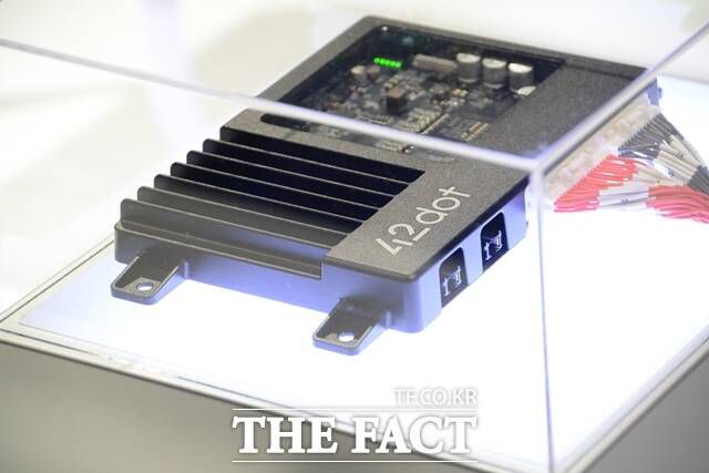 현대차가 9일(현지시간) 미국 라스베이거스 컨벤션센터(LVCC) 웨스트홀에서 개최된 '국제전자제품박람회 2024(CES 2024)' 전시관에서 포티투닷과 협업해 소프트웨어 전환을 위한 다양한 기술을 소개했다. 해당 제품은 SDV 전기·전자 아키텍처에 적용된 하드웨어 제어기의 모습. /김태환 기자