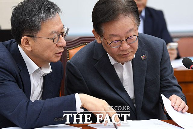 이재명 대표와 정성호 의원이 현근택 민주연구원 부원장 성희롱 발언에 대한 징계 수위를 논하는 메시지가 10일 언론에 포착돼 논란이 커졌다. 이 대표와 정 의원이 지난해 9월 국회에서 열린 국방위원회 전체회의에 참석해 대화를 나누는 모습./남용희 기자