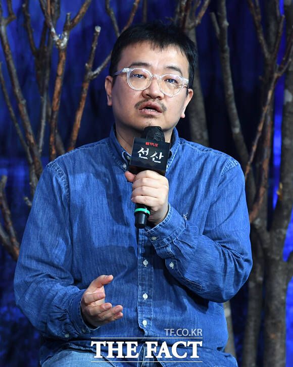 연상호 감독이 12일 오후 앰배서더 서울 풀만 호텔에서 열린 넷플릭스 새 오리지널 시리즈 '선산' 제작발표회에 참석해 질의에 답하고 있다.