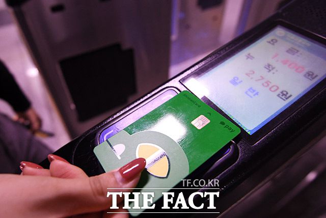 애플페이에 교통카드 기능이 도입된다면 카드사들이 애플 측에 부과할 수수료가 만만치 않을것으로 보인다. /남용희 기자