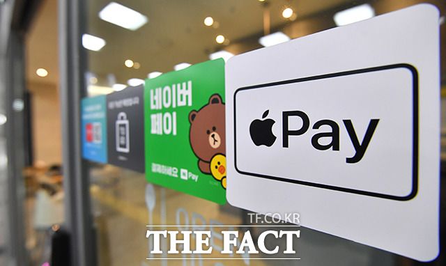 애플페이 교통카드 기능 국내 도입에 속도가 붙고 있다. 그러나 애플과 교통카드사업자들 사이에 수수료 협상 등이 난항을 겪는 것으로 알려지며, 한국 서비스 도입까지는 험난한 길이 예상된다. /박헌우 기자