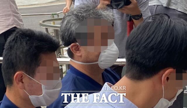 '라임자산운용(라임) 사태'와 관련 정계 연결 고리 의혹을 받고 있는 이강세(가운데) 스타모빌리티 대표이사가 지난2020년 6월19일 오전 서울 양천구 서울남부지법에서 구속 전 피의자 심문(영장실질심사)를 받기 위해 법정으로 들어서고 있다./뉴시스