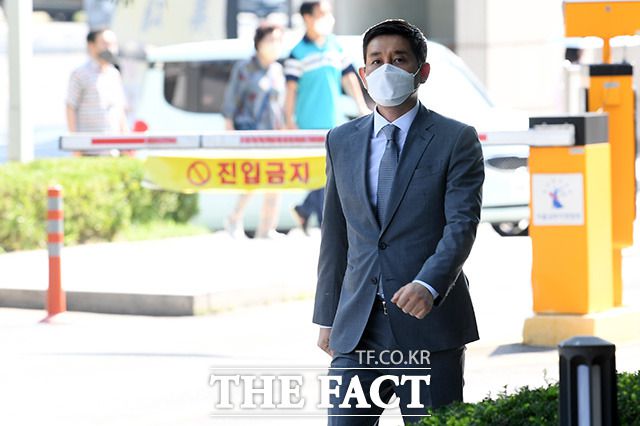 라임자산운용 투자 사기 의혹에 연루돼 구속된 후 보석으로 석방된 김봉현 전 스타모빌리티 대표가 2021년 7월23일 오전 서울 양천구 서울남부지방법원에서 열린 속행 공판에 출석하고 있다./남용희 기자