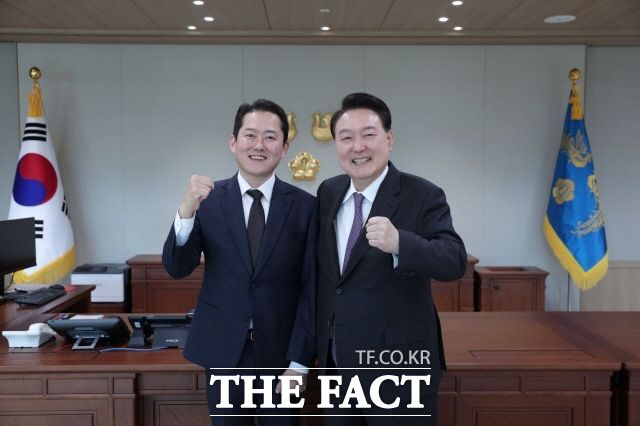 김 후보는 대통령실에서 최연소 국장으로 근무했다. 윤 대통령과는 직접 '인터폰'으로 보고하고 지시를 받는 등 활발하게 소통했다고 한다. /김성용 예비후보 페이스북 갈무리