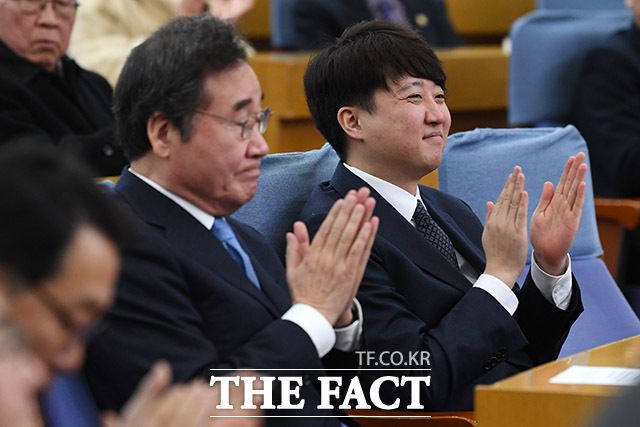 이낙연 전 국무총리와 이준석 개혁신당 정강정책위원장의 연대에 대해 '누구에게 유리할 것인지' 분석도 엇갈린다. 이낙연 전 국무총리(왼쪽)와 이준석 개혁신당(가칭) 정강정책위원장이 지난 9일 국회에서 열린 '무엇과 싸울 것인가' 조응천 의원 북콘서트에서 생각에 잠긴 모습. /남용희 기자