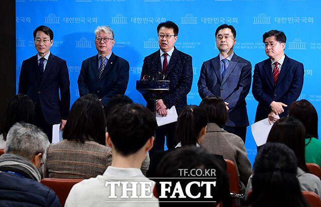 더불어민주당 탈당을 선언한 '원칙과상식' 의원들이 지난 12일 국회 소통관에서 '미래대연합(가칭)' 창당 선언 기자회견을 마친 뒤 취재진의 질문에 답하는 모습. 왼쪽부터 이원욱 의원, 조응천 의원, 정태근 전 한나라당 의원, 김종민 의원, 박원석 전 정의당 의원. /배정한 기자