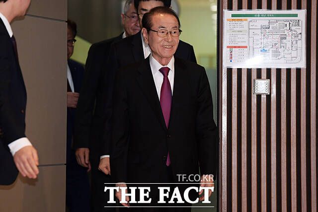 윤세영 태영그룹 창업회장이 9일 오전 서울 영등포구 태영건설 사옥에서 열린 '태영그룹 워크아웃' 관련 기자회견장에 들어서고 있다. /서예원 기자