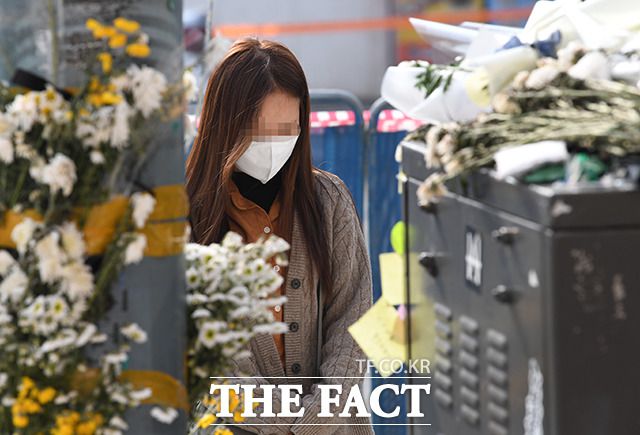 9일 오전 서울 용산구 이태원 참사를 기리는 추모현장을 찾은 시민이 희생자들을 추모하고 있다. /더팩트 DB