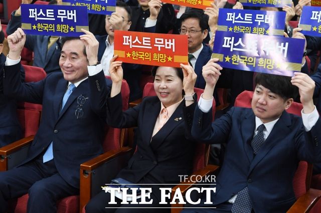 22대 총선을 앞두고 신당 창당 움직임이 본격화되고 있다. 인사하는 이낙연 전 더불어민주당 대표와 양향자 한국의희망 대표, 이준석 개혁신당 정강정책위원장(왼쪽부터). /배정한 기자