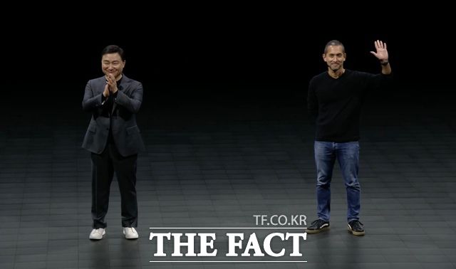 노태문 삼성전자 MX사업부장 사장(왼쪽)과 히로시 록하이머 구글 수석 부사장이 17일(현지시간) 미국 캘리포니아주 새너제이에서 열린 '갤럭시 언팩 2024' 행사에서 양사의 AI 관련 협업 성과를 발표하고 있다. /갤럭시 언팩 중계화면 캡처