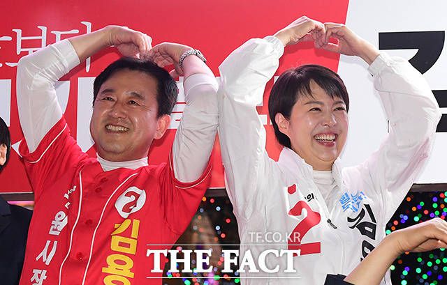 김은혜 전 홍보수석(오른쪽)은 경기 성남 분당을 출마를 준비 중이다. 사진 왼쪽은 경기 수원병 출마를 준비하다 국민의힘 탈당 후 개혁신당에 합류한 김용남 전 의원. /임영무 기자