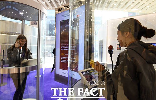 갤럭시 S24 시리즈는 클라우드를 거치지 않아, 통화 중 실시간 통역이 가능하다.