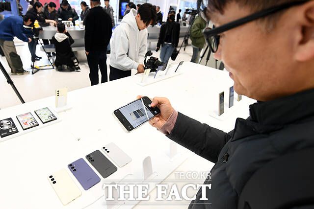 시민이 '갤럭시S24+(플러스)' 제품 사진을 촬영하고 있다.