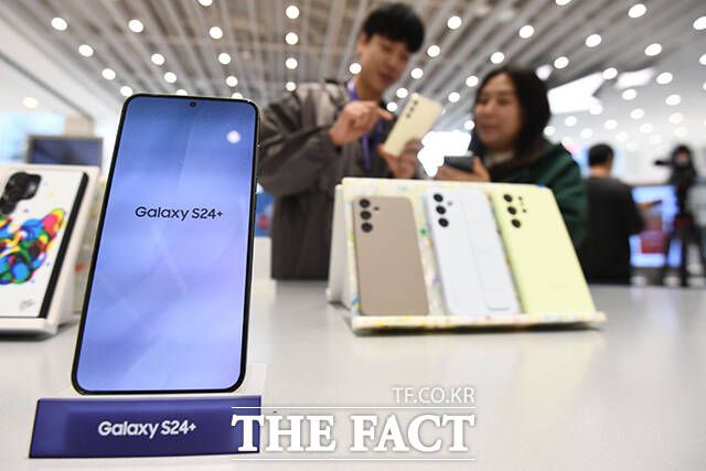 '갤럭시 S24+'와 '갤럭시 S24'는 오닉스 블랙, 마블 그레이, 코발트 바이올렛, 앰버 옐로우 4가지 색상으로 구성된다.