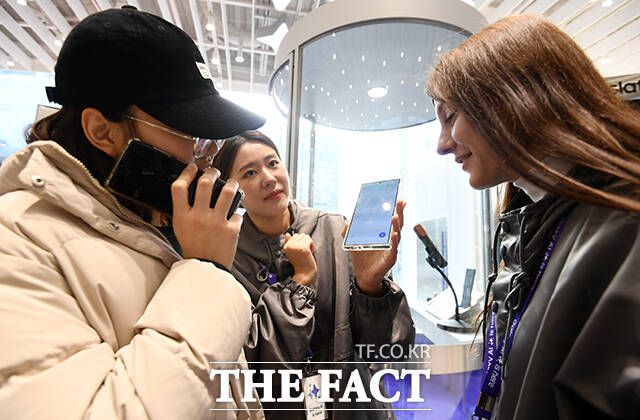 시민이 '갤럭시S24'의 실시간 번역 기능을 체험하고 있다.