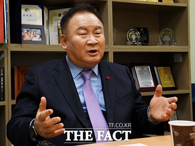 이 의원은 "제가 민주당을 탈당하고 국민의힘에 입당한 데 설명이 잘 안되는 부분들이 있을 것이다. 저를 믿고 탈당과 입당을 함께 해 주신 시의원·구의원들께도 감사하다. 현실적인 성과를 통해 보여드리겠다"고 강조했다. /배정한 기자