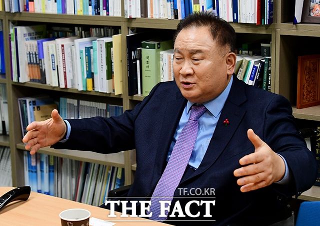 이 의원은 민주당 탈당을 오래전에 결심했다고 한다. 원래 탈당은 11월 초쯤 하고 싶었지만, 저만 불쑥 탈당할 수가 없었다. /배정한 기자