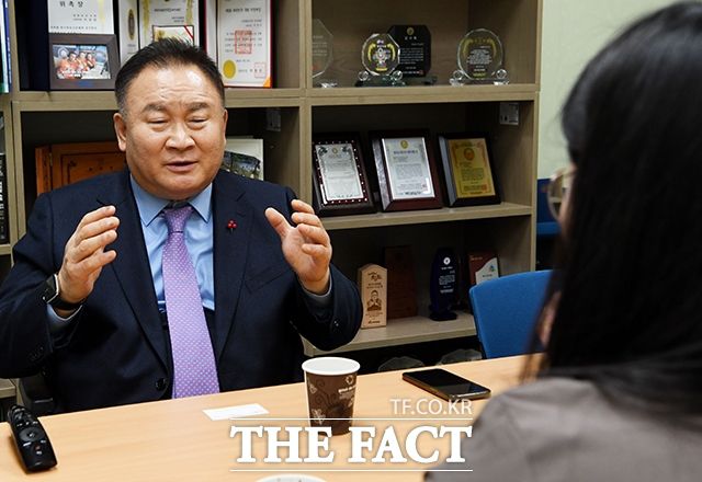 그는 "공천 안 될 줄 알면서 가만히 있는 건 바보 아닌가. 소위 말하는 '친명'이란 의원들이 그런 말로 저를 비난한다. 그 사람들에게 묻고 싶다. 공천관리위원회도 구성 안 됐는데 그걸 어떻게 아냐고"라고 지적했다. /배정한 기자