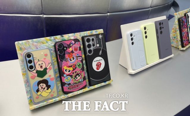 웹툰 '빵빵이의 일상' 주인공 빵빵이와 인기 애니메이션 '파워퍼프걸'로 꾸며진 스마트폰 케이스가 전시돼 있다. /서다빈 인턴기자