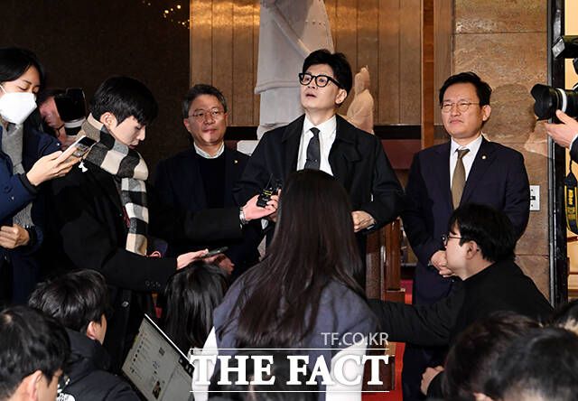 한 위원장은 입장을 밝힌 뒤 이어진 비대위 회의에서 보수 선명성을 강조하며 '지금 당은 내가 이끌고 있다'는 점을 암시했다는 해석이 나온다. /배정한 기자