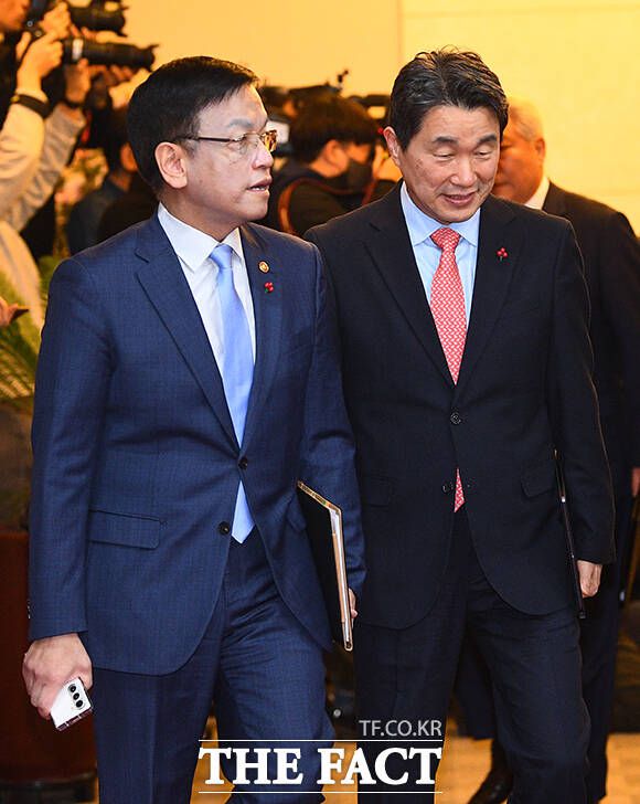 최상목 경제부총리 겸 기획재정부 장관(왼쪽)과 이주호 사회부총리 겸 교육부장관이 23일 오전 서울 종로구 정부서울청사에서 열린 국무회의에 참석하고 있다.