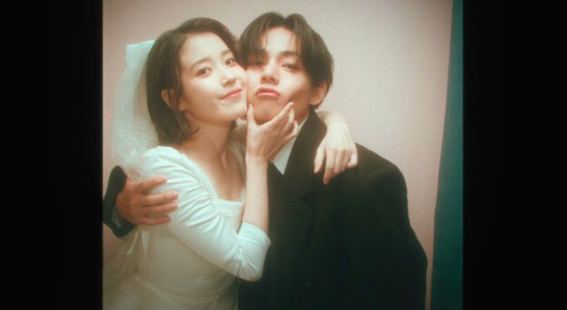 아이유와 뷔의 웨딩드레스와 턱시도 의상은 사랑의 결실을 상징한다. /유튜브 캡처